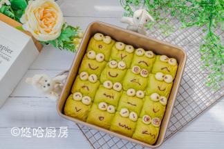 少许的黑巧克力装入裱花袋中，隔热水融化后在面团表面画上眼睛、嘴巴等，挤挤青蛙就完成了。