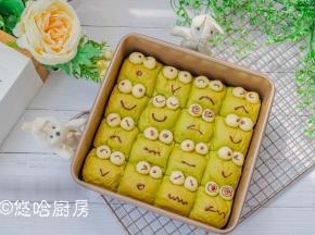 少许的黑巧克力装入裱花袋中，隔热水融化后在面团表面画上眼睛、嘴巴等，挤挤青蛙就完成了。