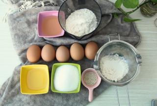 准备好两部分材料，注意，一定要常温鸡蛋，如果是冷藏的，提前拿出来回温。如果动作慢，面粉建议提前过筛好。
