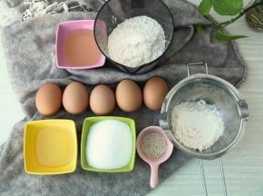 准备好两部分材料，注意，一定要常温鸡蛋，如果是冷藏的，提前拿出来回温。如果动作慢，面粉建议提前过筛好。
