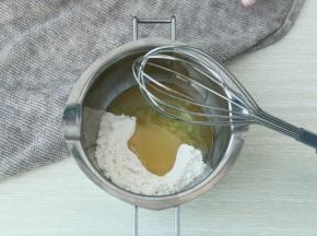 将脆皮糊部分的面粉和玉米油倒入干净碗里，用手动打蛋器搅打混合均匀，细腻无干粉即可。