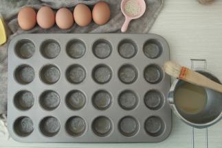 模具清洗干净，用厨房纸巾擦干或者提前晾干。然后用毛刷，将调制好的脆皮糊，均匀刷在模具里，刷一层，不用太厚。脆皮糊够刷两个模具哦！