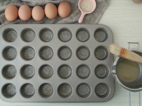 模具清洗干净，用厨房纸巾擦干或者提前晾干。然后用毛刷，将调制好的脆皮糊，均匀刷在模具里，刷一层，不用太厚。脆皮糊够刷两个模具哦！