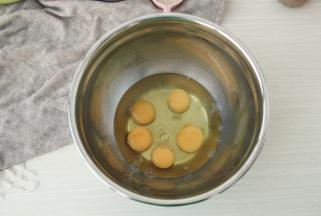 然后开始打蛋，将鸡蛋打入干净无水盆中。