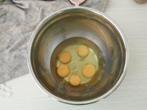 然后开始打蛋，将鸡蛋打入干净无水盆中。