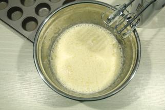 电动打蛋器最高速，顺一个方向打，我是逆时针打，同时左手配合逆时针转盆，每个角落都要打到，常温鸡蛋，所有没有进行水浴打蛋。也没有打很久。