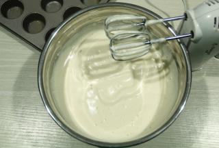 打到鸡蛋糊体积膨胀，黏稠糊状，然后提起打蛋头滴落的蛋糊，能堆叠起来，画8字，能保持一会，没有那么容易消失。此时可以预热烤箱，上下190度。