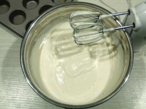 打到鸡蛋糊体积膨胀，黏稠糊状，然后提起打蛋头滴落的蛋糊，能堆叠起来，画8字，能保持一会，没有那么容易消失。此时可以预热烤箱，上下190度。