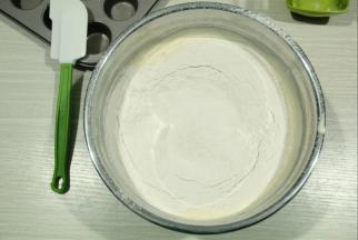 然后筛入面粉（如果手脚慢，就提前过筛好），不要堆在一个地方，会将蛋糊压消泡的。均匀铺满表层。