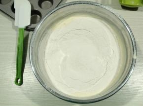 然后筛入面粉（如果手脚慢，就提前过筛好），不要堆在一个地方，会将蛋糊压消泡的。均匀铺满表层。