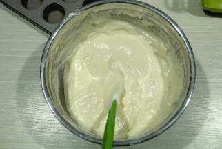 然后刮刀从中心点切入，从底部划到盆边，翻起到中心，进行迅速切拌翻拌，动作一定要快。将面糊拌匀，无干粉颗粒。