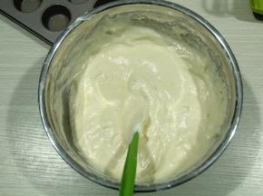 然后刮刀从中心点切入，从底部划到盆边，翻起到中心，进行迅速切拌翻拌，动作一定要快。将面糊拌匀，无干粉颗粒。