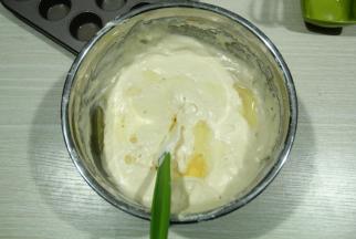 然后将玉米油用刮刀承接倒入拌匀的面糊中，不要倒在一个角落，一定要分开。