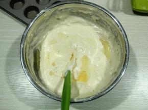 然后将玉米油用刮刀承接倒入拌匀的面糊中，不要倒在一个角落，一定要分开。