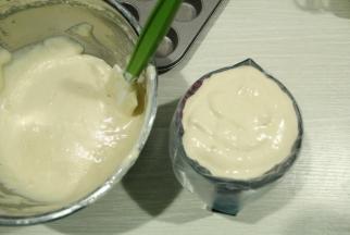 然后继续步骤9的方法，翻拌均匀。将面糊装入裱花袋，比较容易挤。