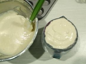 然后继续步骤9的方法，翻拌均匀。将面糊装入裱花袋，比较容易挤。