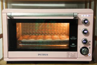 将模具放入预热好的烤箱中下层，转上下180度，烤18-20分钟。不需要加盖锡纸，这个温度，我的烤箱正合适。