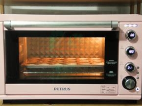 将模具放入预热好的烤箱中下层，转上下180度，烤18-20分钟。不需要加盖锡纸，这个温度，我的烤箱正合适。