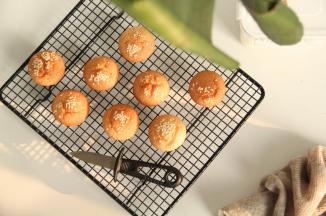 直接倒出来，放在冷凉架上冷凉即可，然后密封保存即可。趁热吃，很好吃哦！