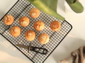 直接倒出来，放在冷凉架上冷凉即可，然后密封保存即可。趁热吃，很好吃哦！