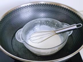 小火隔水融化，一边用手动打蛋器搅拌，融化后即可关火。