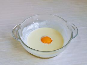 打至奶油与奶酪完全融合，加入一枚鸡蛋黄，再次搅拌均匀。