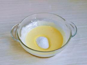 加入细砂糖，搅拌均匀，糖的量可以根据个人喜好增减。