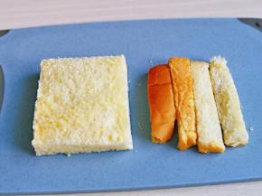 将吐司片的四边切掉，如图。