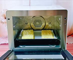 将烤盘入蒸烤箱底层。