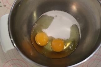 鸡蛋打入无水无油的打蛋盆内，一次性加入细砂糖。