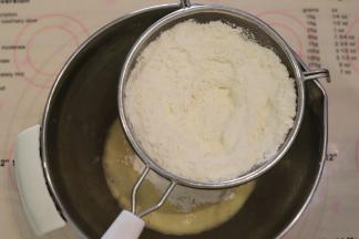 充分搅拌至糖化，低筋面粉和泡打粉，盐混合均匀，筛入蛋液内。