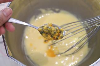 百香果切半，取出果肉和果汁，倒入蛋糕糊内。