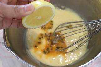 切1/3的柠檬，柠檬汁挤入蛋糕糊内。