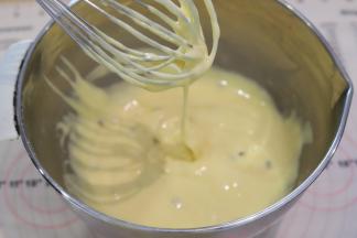 蛋抽混合成细腻的蛋糕糊。