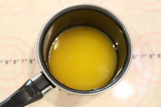 黄油隔热水融化。