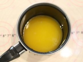 黄油隔热水融化。