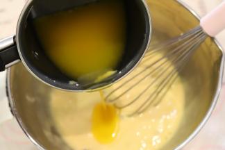 放至温热时加入刚才的蛋糕糊。