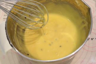 细腻的百香果玛德琳蛋糕糊。