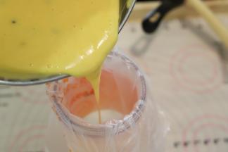 准备一个裱花袋，将蛋糕糊倒入裱花袋内。