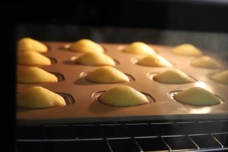 烤箱预热170度，上下火，中层，10-11分钟（边缘开始变焦就代表熟了）。