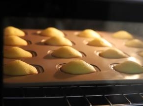 烤箱预热170度，上下火，中层，10-11分钟（边缘开始变焦就代表熟了）。