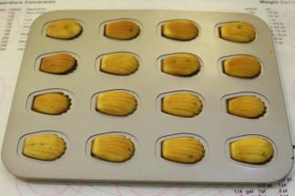 出炉的玛德琳轻轻一推就可以脱模。