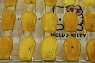 放在晾架上放凉备用。