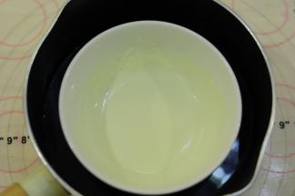 白色巧克力隔水融化。