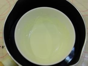 白色巧克力隔水融化。