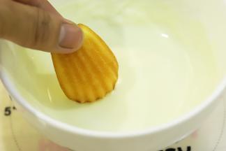 玛德琳的上面放入巧克力液内蘸一下。