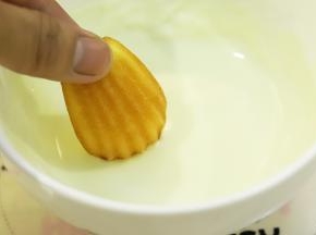 玛德琳的上面放入巧克力液内蘸一下。