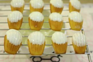 蘸好的玛德琳放在晾架上放凉后，再继续蘸一次放凉。