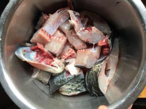 草鱼洗净切成块，用2勺料酒、半勺盐腌制半小时以上；
