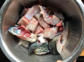 草鱼洗净切成块，用2勺料酒、半勺盐腌制半小时以上；
